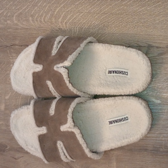 CUSHIONAIRE - The "H" Sherpa Slippers - Size: 9 - Picture 2 of 3
